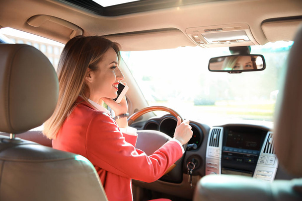 Jeune femme d'affaires parlant au téléphone dans la voiture
 - Photo, image