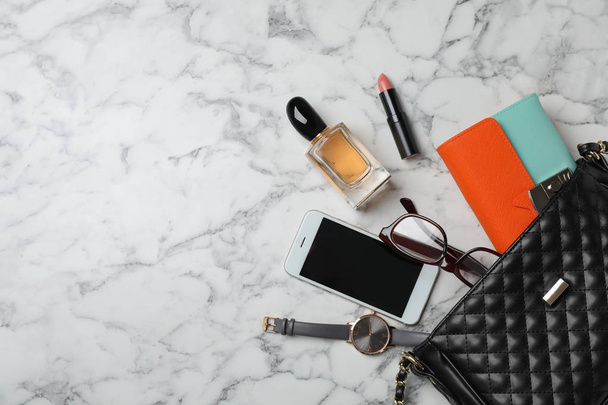 Flat lay composition with stylish bag, wallet and accessories on marble background - Fotoğraf, Görsel