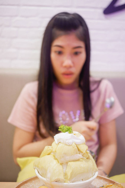 Bingsu Durian con helado de Durian y crema batida servida con leche condensada
 - Foto, imagen