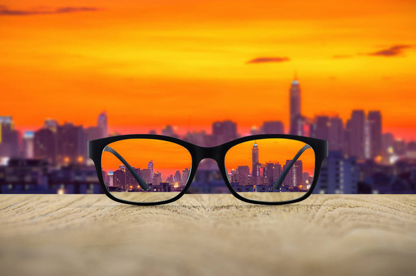 Чистий міський пейзаж зосереджений в окулярах лінзи з розмитим міським пейзажем
. - Фото, зображення