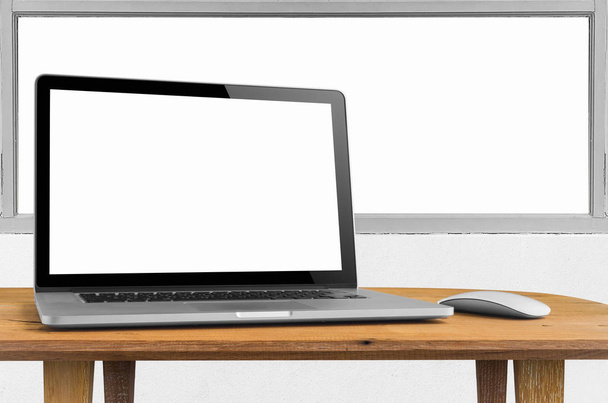 Conceptuele werkruimte, Laptop met leeg scherm op tafel. - Foto, afbeelding