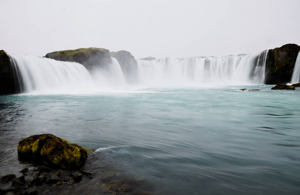 A famosa cachoeira Godafoss na Islândia
 - Foto, Imagem