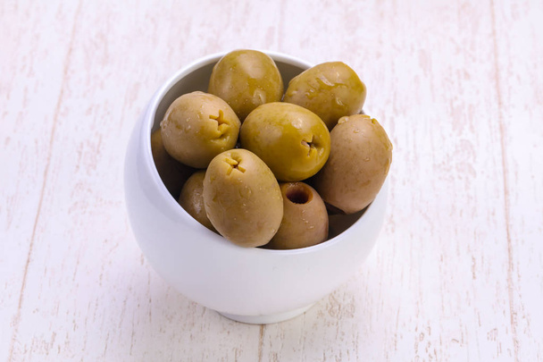 Chutné nakládané olivy v míse - Fotografie, Obrázek