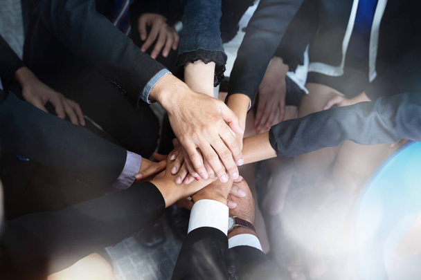 Widok z góry ludzi biznesu, łącząc swoje ręce z bliska. Stos rąk. Jedność i pracy zespołowej koncepcji partnerstwa i Wspólnoty. - Zdjęcie, obraz