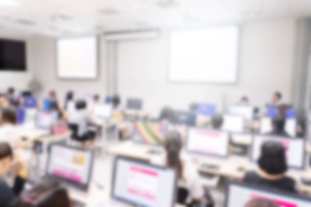 verschwommener Hintergrund von Geschäftsleuten im Konferenzsaal oder Seminarraum mit Desktop-Computer. - Foto, Bild