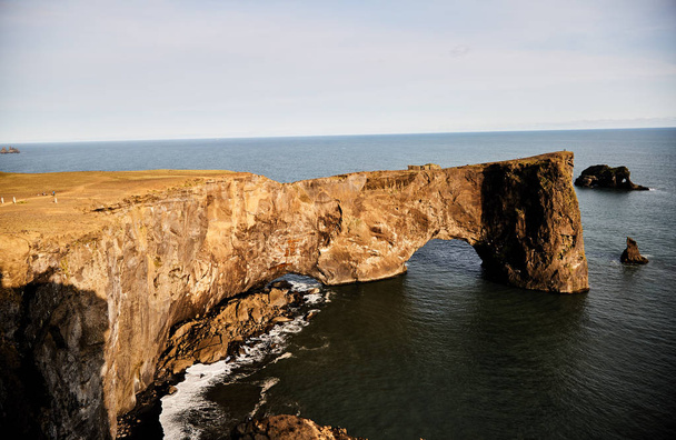 Izland híres szikla. Izland déli partján. Atlanti-óceán.  - Fotó, kép