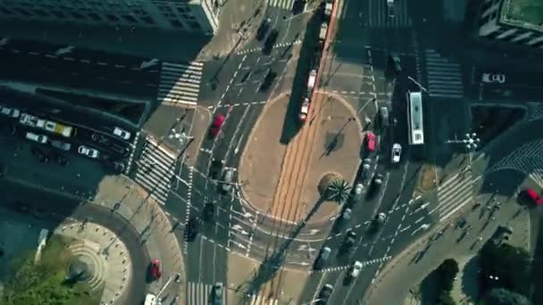 Aerial top down time lapse of city roundabout traffic - Кадры, видео