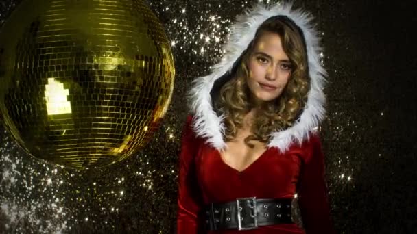 kaunis blondi nainen tanssii söpö joulupukki puku jouluksi aika disco ampua
 - Materiaali, video