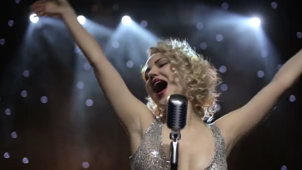 Kadın şarkıcı arkadan aydınlatmalı dumanlı sahnede - Video, Çekim
