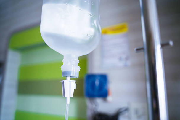 Close-up van zoutoplossing infuus voor patiënt en infusie pomp in het ziekenhuis, behandeling van de ziekte van het concept van de arts. - Foto, afbeelding