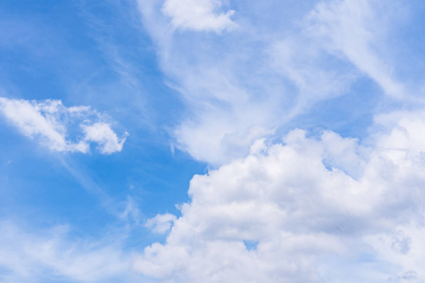 小さな雲と青い空。環境コンセプト - 写真・画像