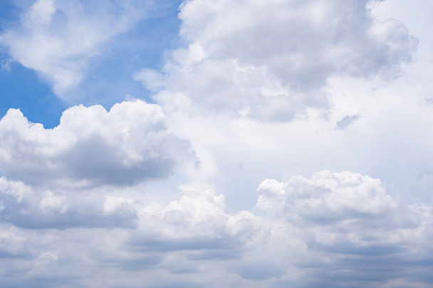 γαλάζιο του ουρανού με μικροσκοπικά σύννεφα. έννοια του περιβάλλοντος - Φωτογραφία, εικόνα