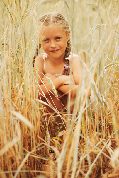 young girl in the yellow field - Foto, afbeelding