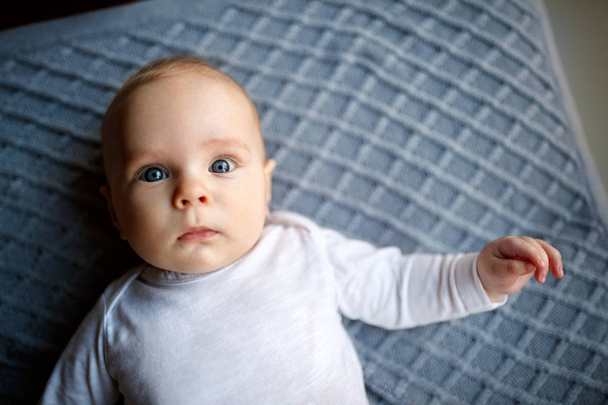 Dziecko płci męskiej, patrząc z piękne niebieskie oczy szeroko otwarte - Zdjęcie, obraz