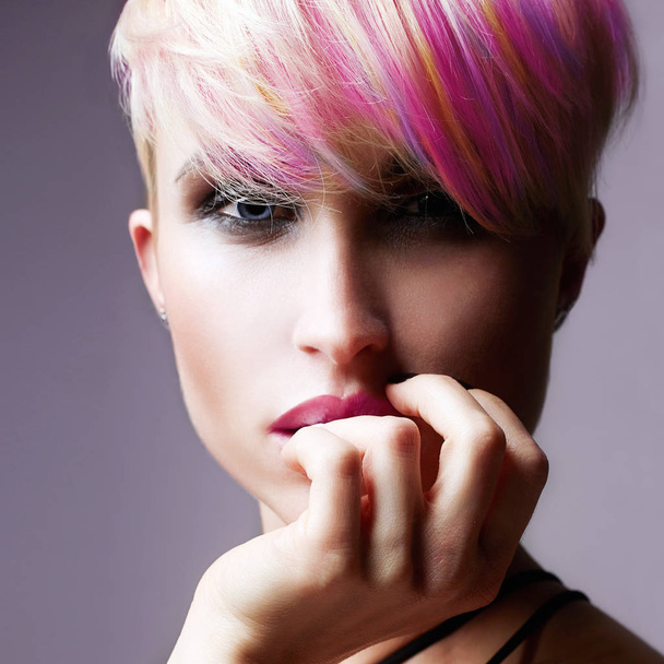 Krátké vlasy dívka. Krása móda modelu dívka s barevnými obarvené vlasy. Žena s dokonalým make-upu a účesu. Rainbow účesů - Fotografie, Obrázek