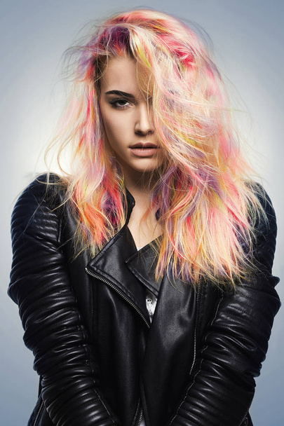 Szépség divat modell lány színes festett haj. Szivárvány frizurák gyönyörű szőke lány bőrkabát - Fotó, kép