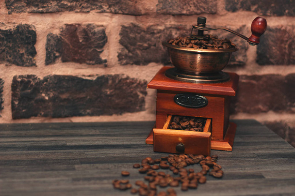 ручна кавоварка з кавовими зернами
 - Фото, зображення