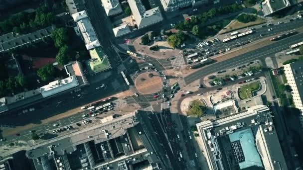 Aerial top down view of city roundabout traffic - Filmagem, Vídeo