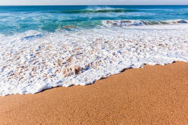 Παραλία ακτογραμμή μπλε ωκεανό κύμα πλυσίματος closeup γραφική φύση ορίζοντα τοπίο. - Φωτογραφία, εικόνα