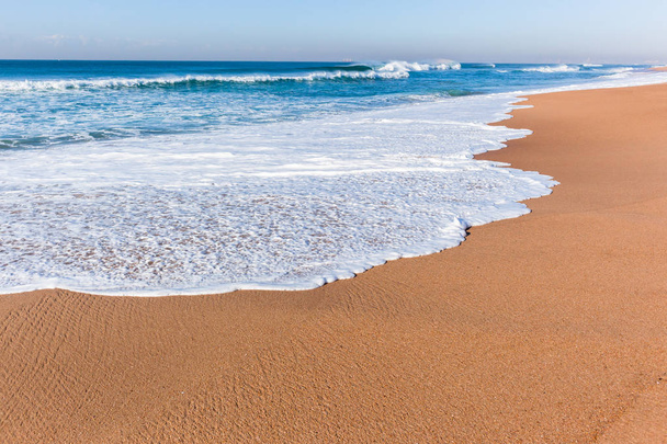 Spiaggia litorale blu oceano onda lavaggio primo piano scenico natura orizzonte paesaggio
. - Foto, immagini