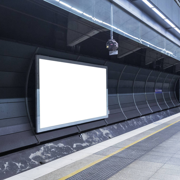 空白の看板を持つシドニー地下鉄プラットフォーム - 写真・画像