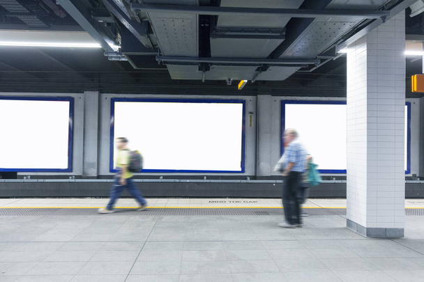 Plate-forme de métro Sydney avec panneau d'affichage vierge
 - Photo, image