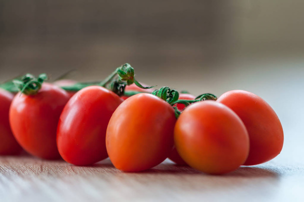 Kiraz domates ahşap bir masa üzerinde Close-up. Sığ derinlik-in tarla. - Fotoğraf, Görsel