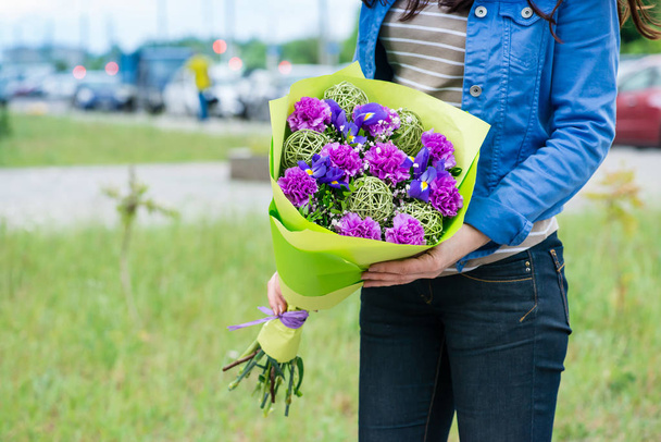 woman with bouquet of flowers - Foto, Imagen