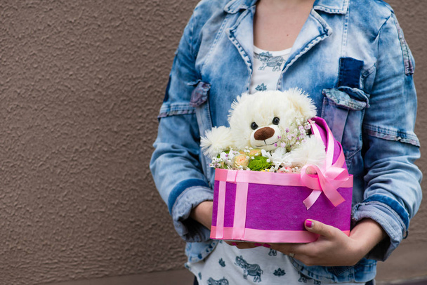 flowers and teddy bear in gift box - Фото, изображение