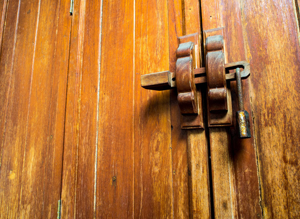 Porta do armário de madeira e fechadura na alça
 - Foto, Imagem