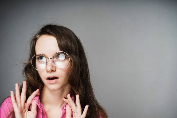 mujer joven y seria trabajadora de oficina en camisa rosa y gafas posando
 - Foto, imagen