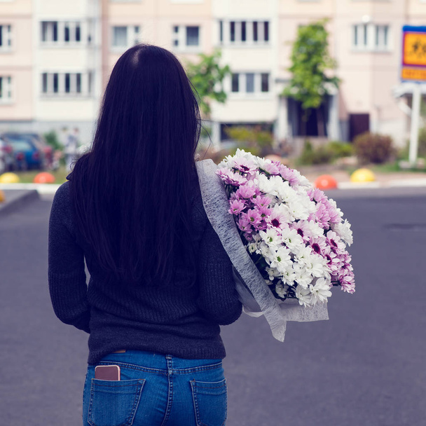 mujer con ramo de flores - Foto, imagen
