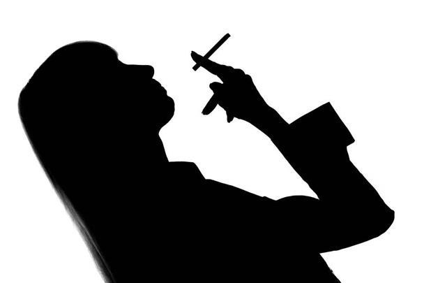 Silhouette of a smoking girl - Foto, afbeelding
