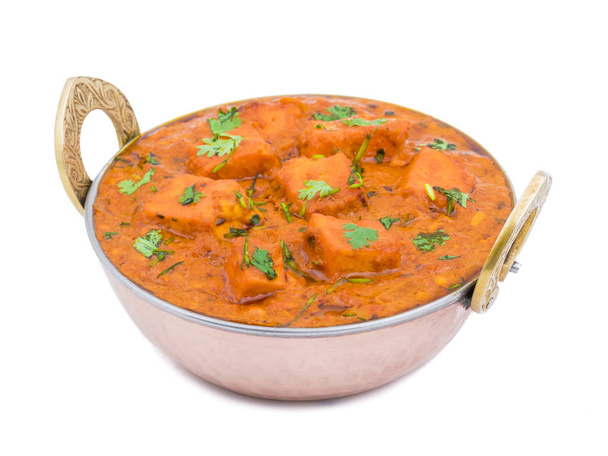 Indian Delicious Cuisine Paneer Tikka Masala zwany również Paneer Butter Masala jest indyjskie danie z marynowanym serem Paneer serwowane w przyprawionym sosie izolowane na białym tle - Zdjęcie, obraz