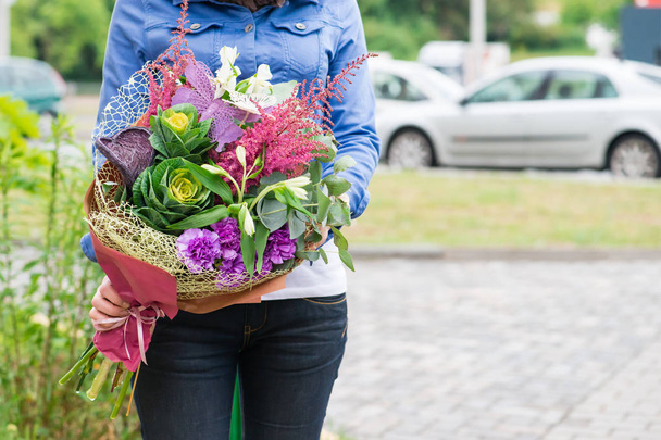woman with bouquet of flowers - Zdjęcie, obraz