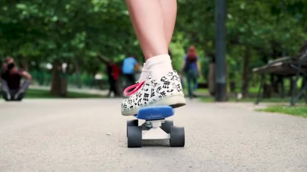 公園で少女スケートをダウンヒル - 映像、動画