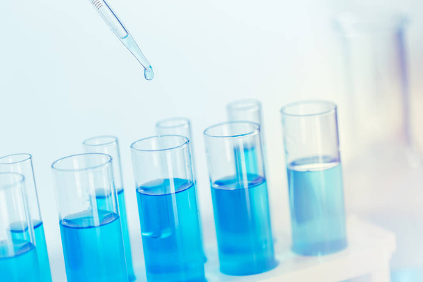 Science Tube à essai en verre couleur bleue dans le laboratoire de recherche pour fond d'écran sci
. - Photo, image