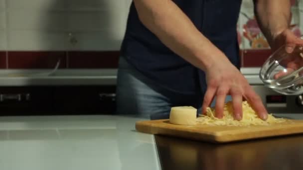 man pours sliced cheese into a plate - Metraje, vídeo