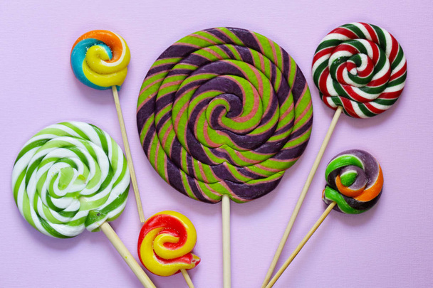 barevné lízátko pop candy na pastelové pozadí - Fotografie, Obrázek