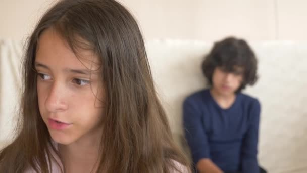 Teenager, Zwillinge, Bruder und Schwester streiten sich, sitzen auf der Couch. 4k, Zeitlupe, Nahaufnahme. - Filmmaterial, Video
