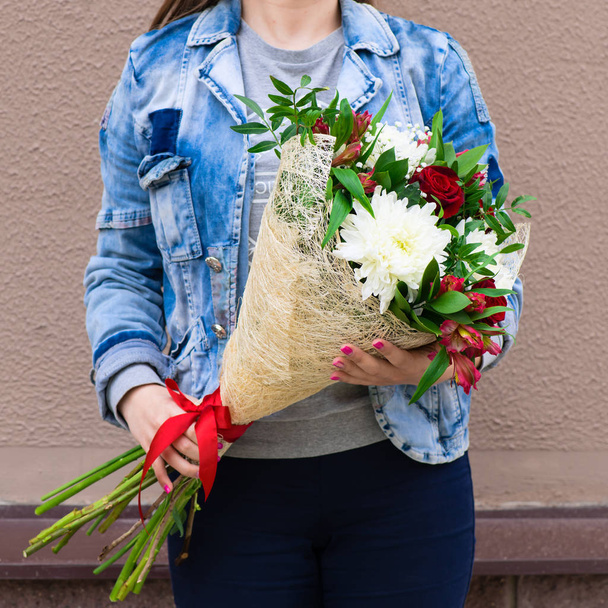 woman with bouquet of flowers - Fotoğraf, Görsel