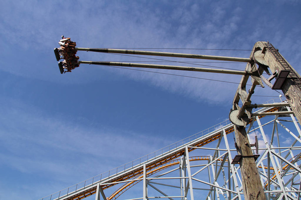Velké ruské kolo v zábavním parku na pozadí oblohy - Fotografie, Obrázek