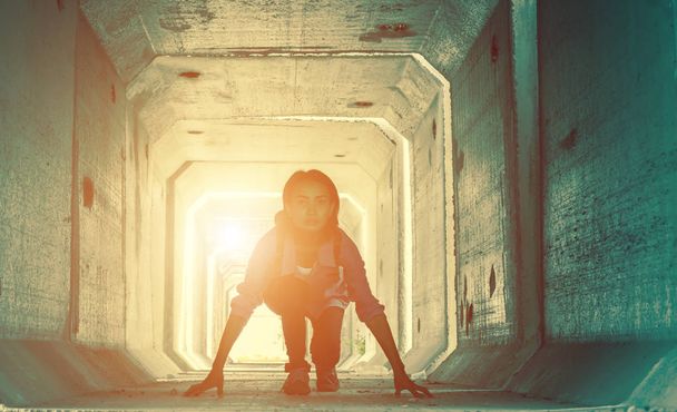 Подсветка подростка в депрессии, сидящего в грязном туннеле
  - Фото, изображение