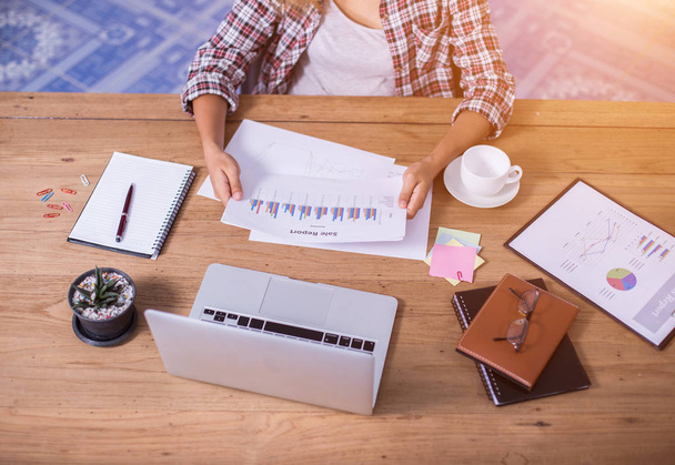 Business Woman Escribir con bolígrafo en bloc de notas en el lugar de trabajo
. - Foto, Imagen