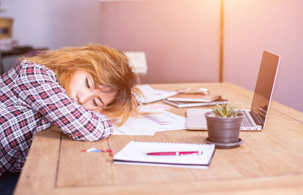 Giovane donna d'affari stanco e mal di testa per il suo lavoro
. - Foto, immagini