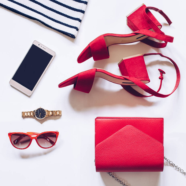 Módní blog koncept na bílém pozadí. Plochá laických minimální sadu žena příslušenství: zlaté hodinky, červené střední podpatek sandály s kotníkovým páskem, psaníčko, mobilní telefon, sluneční brýle, pruhované tričko - Fotografie, Obrázek