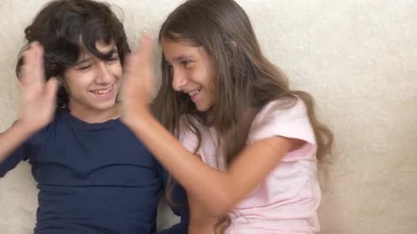 愛らしい兄と妹、微笑し、笑う自分の顔に面白い表現で 10 代の若者の肖像画。家族の幸せとの関係。4 k、スローモーション - 映像、動画