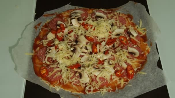 Szef kuchni kładzie ser na zbliżenie surowego pizza - Materiał filmowy, wideo
