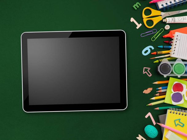 Digitale tablet en schoolbenodigdheden op schoolbord - Foto, afbeelding