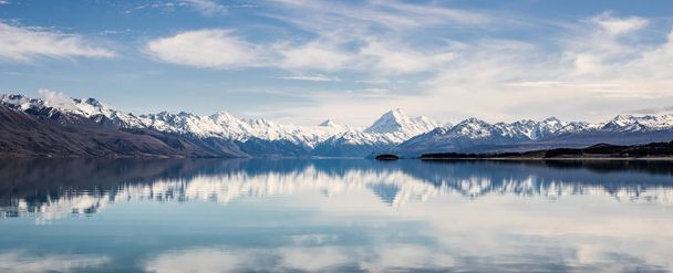Neuseeländischer Schneeberg spiegelt sich in türkisfarbenem See mit blauem Himmel - Foto, Bild